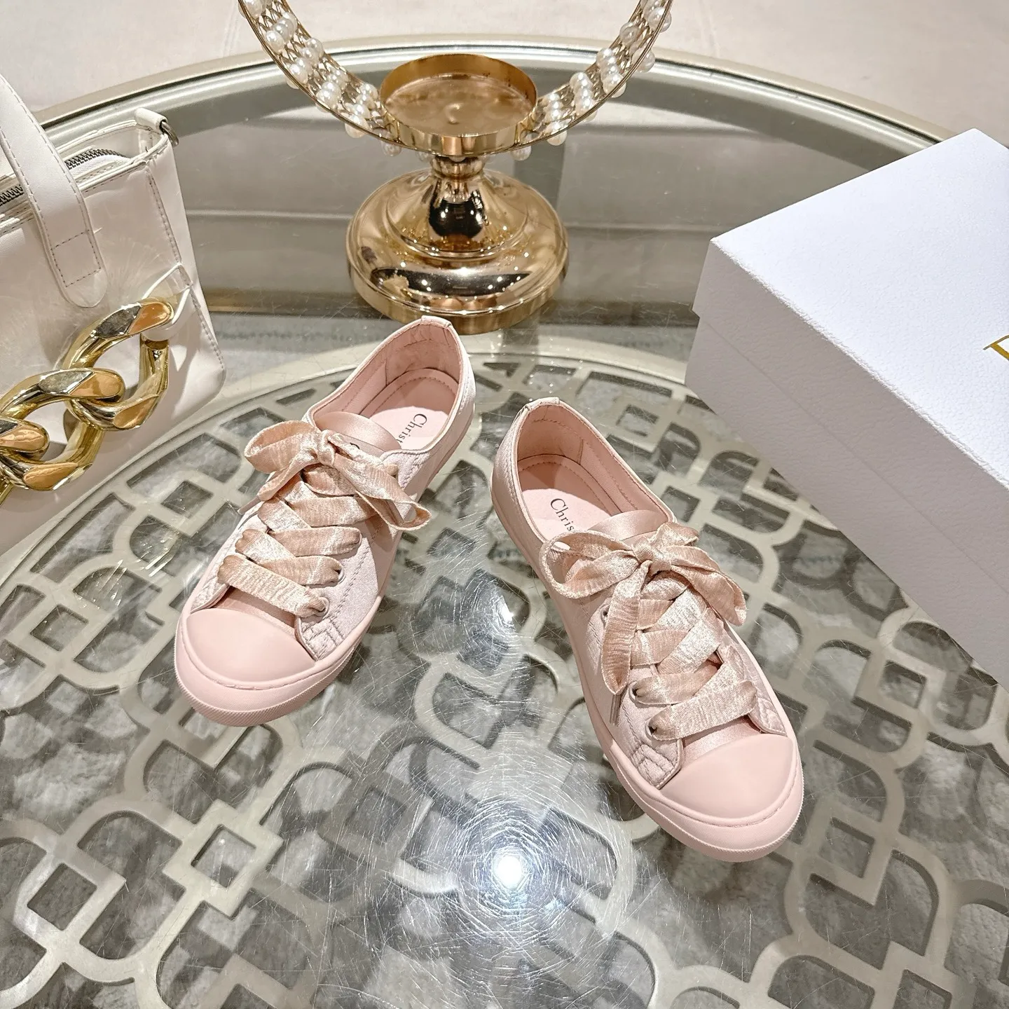 👟👟Ex-factory price 520👟👟 DIOR Dior's 2025 latest lucky satin casual shoes thin-soled shoes. Many celebrity Internet celebrities planted Chanristian Dior logo buckles. The designer really understands the needs of girls in summer. This new product Lucky thin-soled shoes are as cute as her name. The thin sole + shallow mouth design makes the whole pair of shoes very light and easy to wear. Fabric: Satin with wide satin laces of the same color. They are so beautiful that they are speechless in the sun. The soft shoe body looks like stepping on clouds with socks and culottes. It is windy and lazy when walking. It gives you the "effortless" elegance when you take a shot. Outsole: Original molded TPU outsole Size: 35-41 (41 is custom-made and cannot be returned or exchanged)